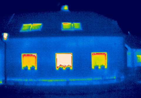 Zateplená budova zachycená termokamerou